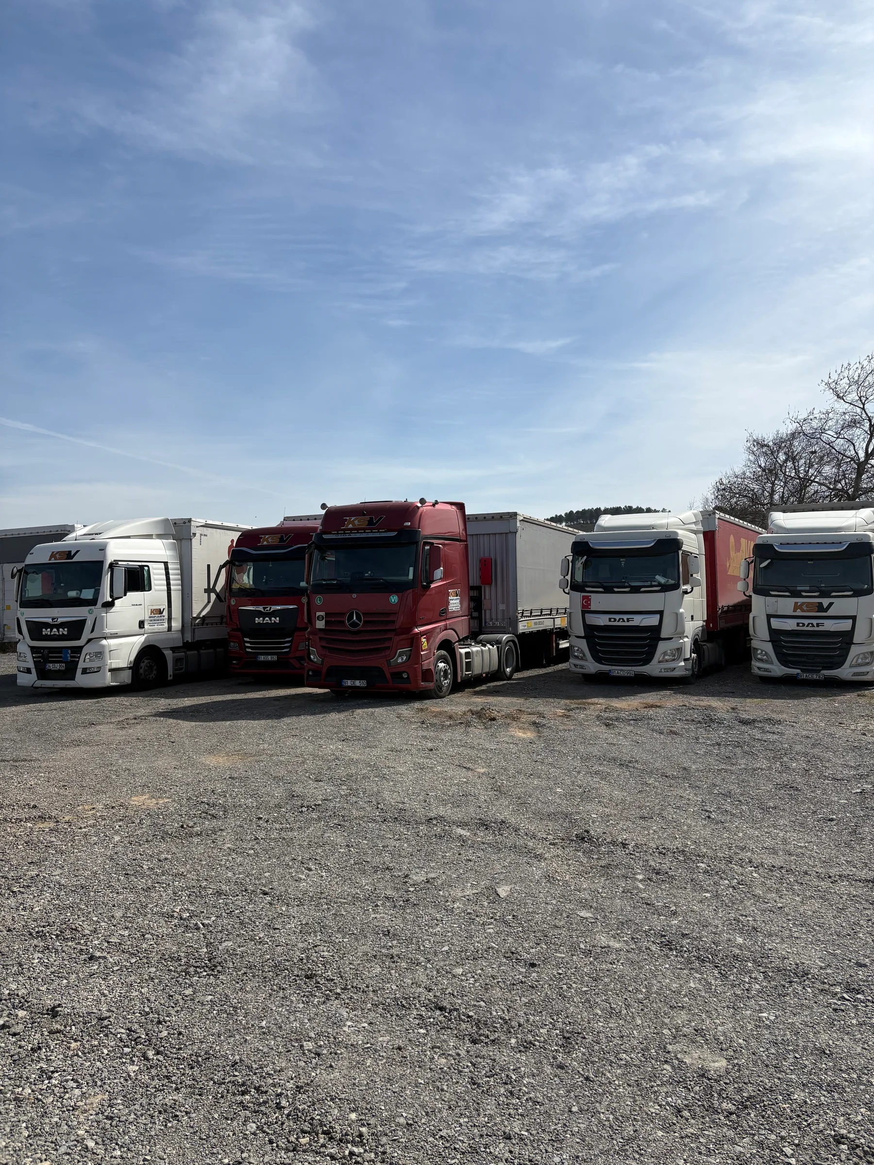 Yan yana park edilmiş KSV filo araçları