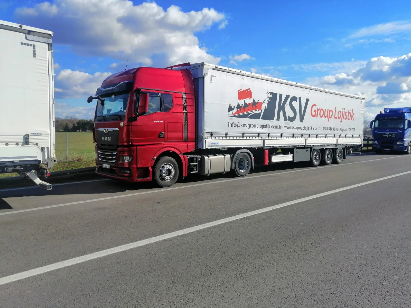 KSV Group Lojistik yazılı dorse ve kırmızı MAN çekici